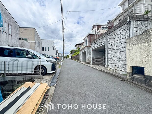 前面道路含む現地写真『快適』は「家」と「街」と「環境」が調和した時に訪れるだと改めて感じさせてくれます。