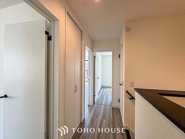 上質感漂う廊下。居住者の帰り、訪れる方を優しく迎え安らぎに満ちた生活空間を予感させます。