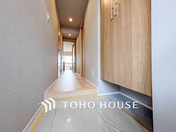 上質感漂う玄関。居住者の帰り、訪れる方を優しく迎えてくれます。