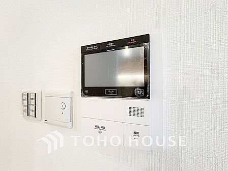 誰が来てもわかる様にモニター付きインターホンを設置。快適と安らぎを合わせた優しい設計。