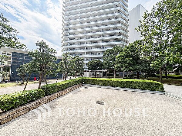 前面道路含む現地写真『快適』は「家」と「街」と「環境」が調和した時に訪れるだと改めて感じさせてくれます。