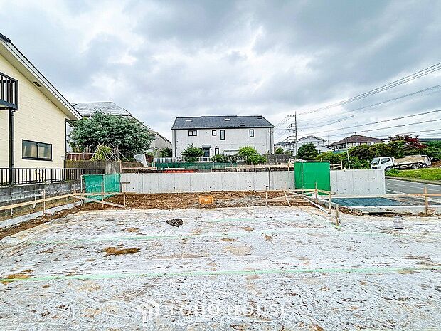 閑静な住宅街の一角、ひと時のくつろぎが生まれ、ゆっくりと愛着が育まれていきます。