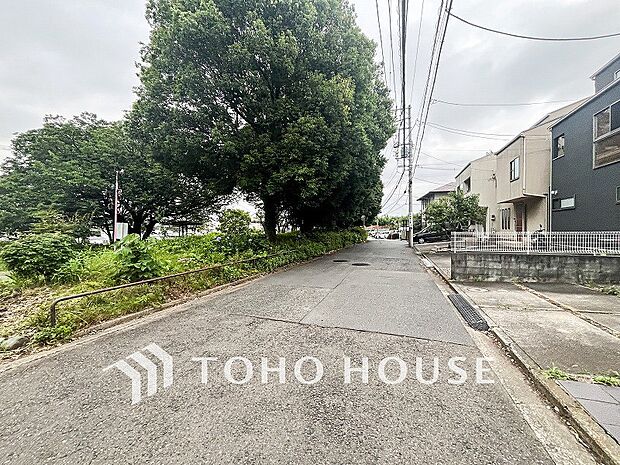 前面道路含む現地写真『快適』は「家」と「街」と「環境」が調和した時に訪れるだと改めて感じさせてくれます。
