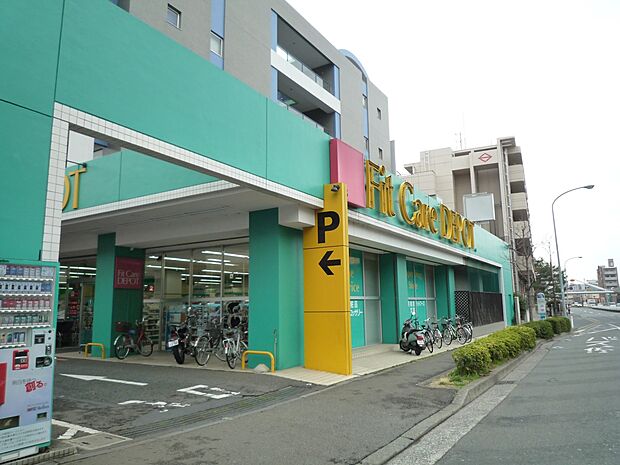 薬・化粧品の他、食品や雑貨等の取り扱いがございます。日常の買い物がスピーディーにできる品揃えです。