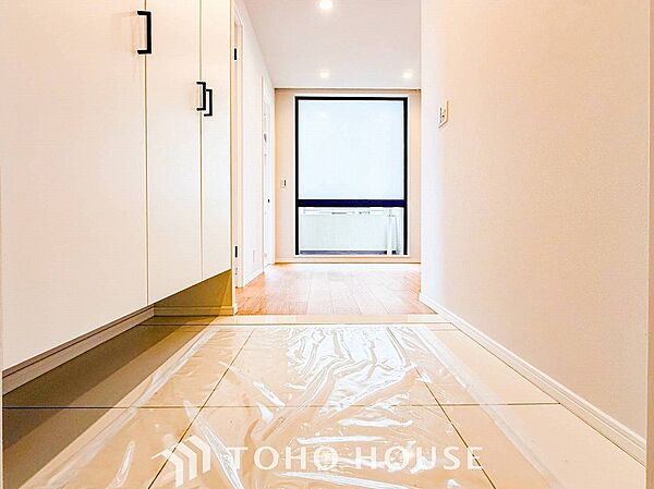 居住者の帰り、訪れる方を優しく迎えてくれる開放感のある玄関。