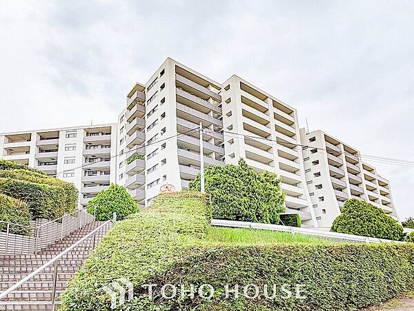 爽やかな青空の下に贅沢なほどに降り注ぐ陽光、豊かな居住性と、クオリティが見事に調和した住空間。