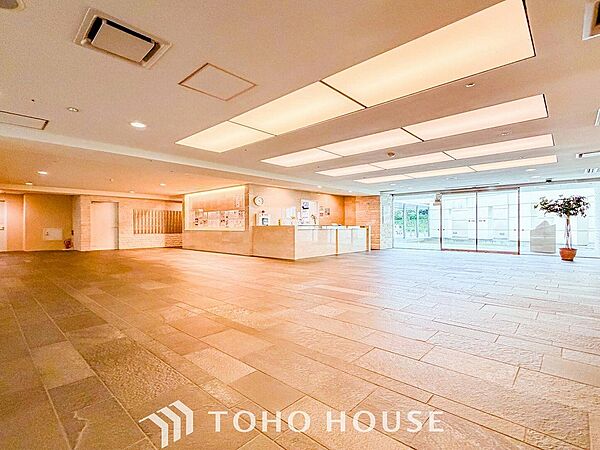住まう誇らしさと安心感を演出する落ち着いた雰囲気のエントランス。