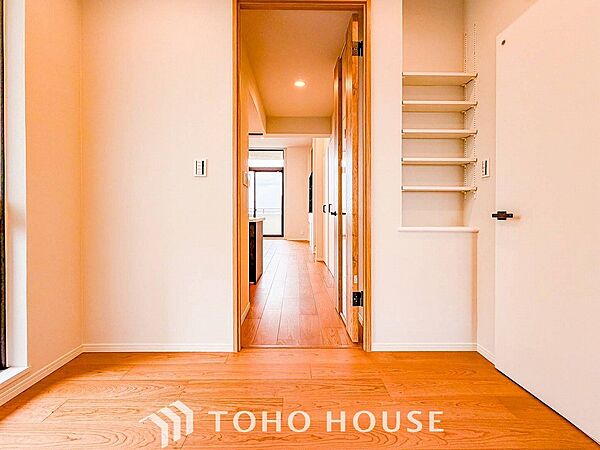 上質感漂う廊下。居住者の帰り、訪れる方を優しく迎える・安らぎに満ちた生活空間を予感させる。