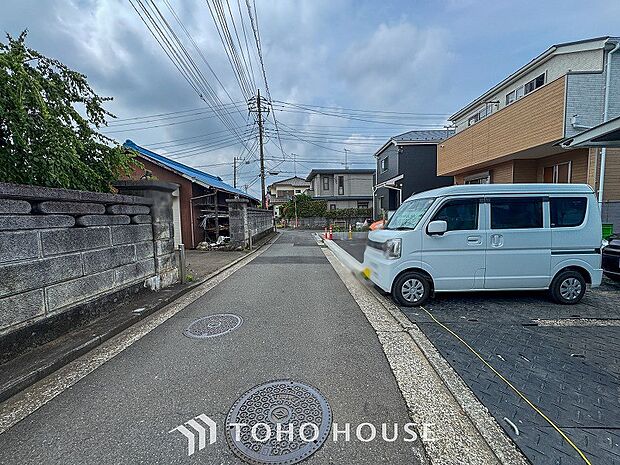 前面道路含む現地写真『快適』は「家」と「街」と「環境」が調和した時に訪れるだと改めて感じさせてくれます。