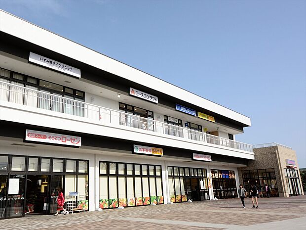 いずみ野駅前。そうてつローゼン、ホームセンターカインズ、ドラッグストアや100円ショップが揃うショッピングセンター。駐車場177台完備。