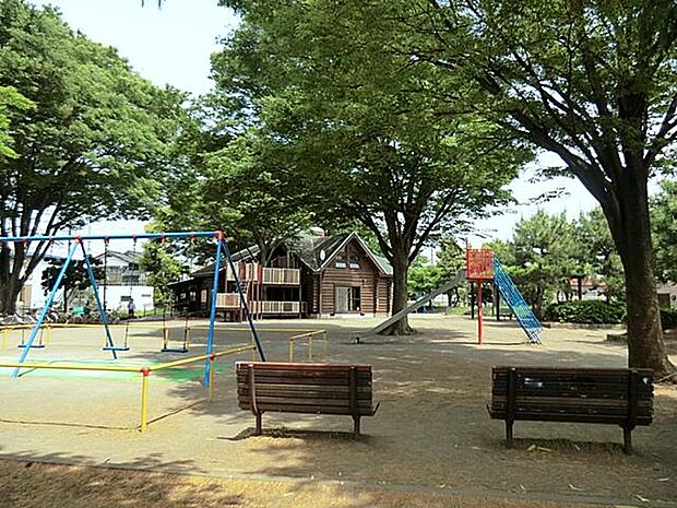 雨の日も楽しく遊べるこども屋内公園施設こどもログハウスがある公園。