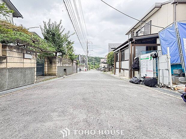 前面道路含む現地写真『快適』は「家」と「街」と「環境」が調和した時に訪れるだと改めて感じさせてくれます。
