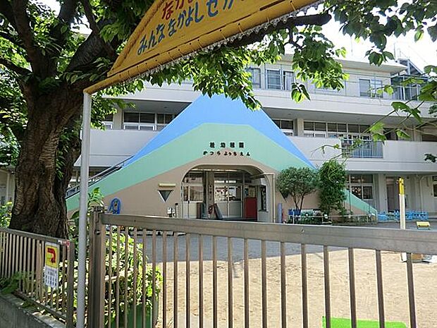 園内の保育だけでなく子供の歩ける範囲で散歩に出かけます。