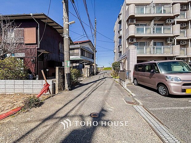 前面道路含む現地写真『快適』は「家」と「街」と「環境」が調和した時に訪れるだと改めて感じさせてくれます。