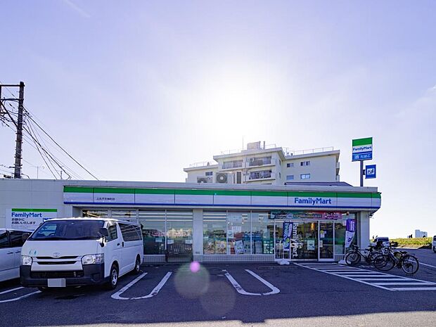 食料品や生活雑貨などが揃う安心便利なコンビニエンスストア。