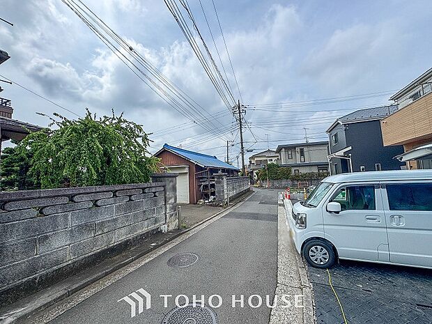 閑静な住宅街の陽当りに恵まれた土地。たくさんの想いが美しいカタチに彩られた時、そこにはひと時のくつろぎが生まれ、ゆっくりと愛着が育まれていきます。