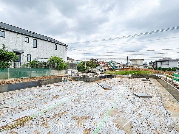 閑静な住宅街の陽当りに恵まれた土地。たくさんの想いが美しいカタチに彩られます。