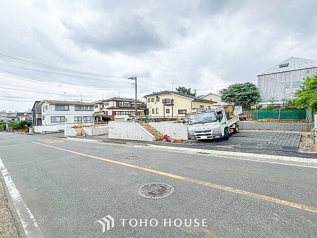 前面道路含む現地写真『快適』は「家」と「街」と「環境」が調和した時に訪れるだと改めて感じさせてくれます。