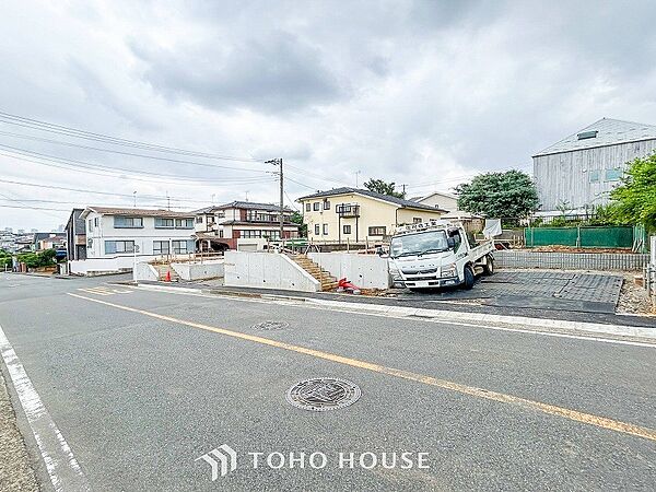 前面道路含む現地写真『快適』は「家」と「街」と「環境」が調和した時に訪れるだと改めて感じさせてくれます。