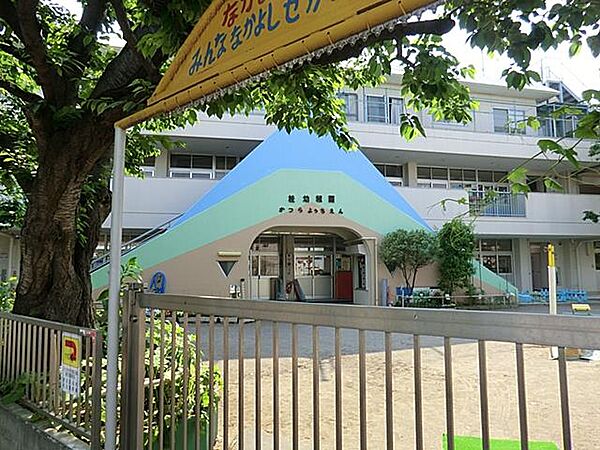 園内の保育だけでなく子供の歩ける範囲で散歩に出かけます。