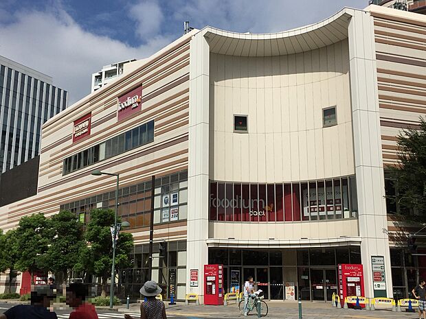 ダイエーが展開するスーパーとコンビニを融合させた都市型スーパーマーケット。短時間でもお買い物しやすい工夫が嬉しいお店。