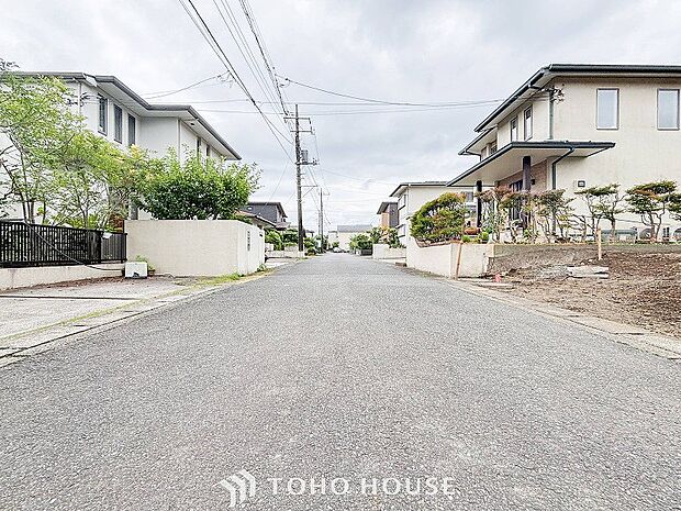 前面道路含む現地写真『快適』は「家」と「街」と「環境」が調和した時に訪れるだと改めて感じさせてくれます。