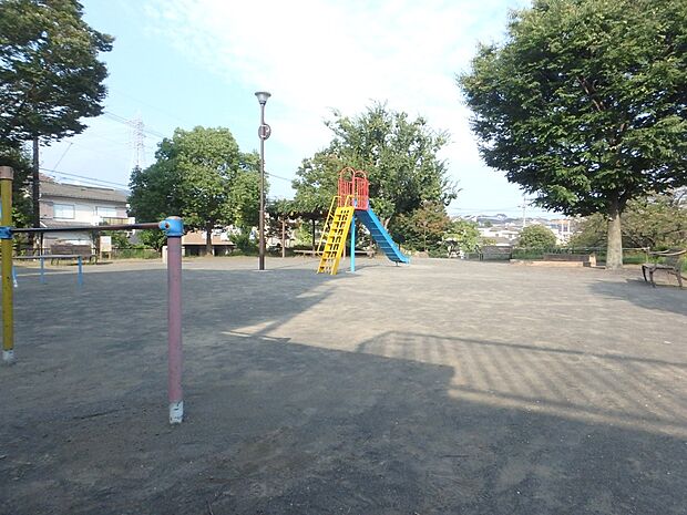 閑静な住宅街の角にある木々に囲まれた明るい公園。お子様が走り回れる広場や遊具、木陰で休めるベンチがあります。