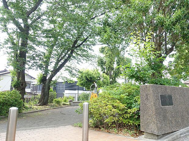小さな子どもの遊べる遊具や砂場のある公園。長いベンチに座り木陰で休めるのもいいですね。