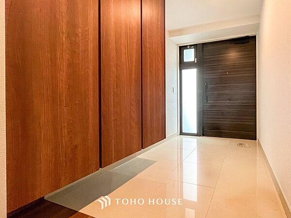 居住者の帰り、訪れる方を優しく迎えてくれる玄関です。