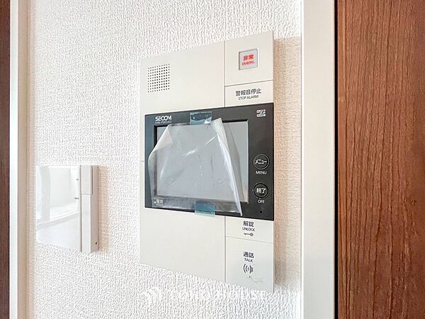 誰が来てもわかる様にモニター付きインターホンを設置。