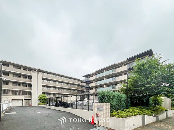 前面道路含む現地写真『快適』は「家」と「街」と「環境」が調和した時に訪れるだと改めて感じさせてくれます。