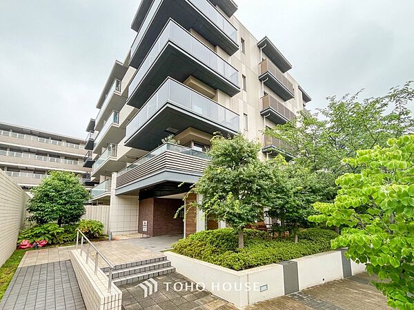 満ち足りたプライベートシーンへと誘う気品溢れるエントランスです。