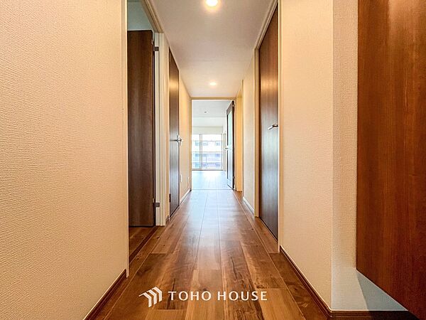 上質感漂う廊下。居住者の帰り、訪れる方を優しく迎え安らぎに満ちた生活空間を予感させます。