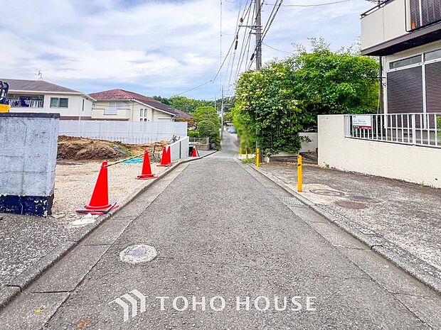 前面道路含む現地写真『快適』は「家」と「街」と「環境」が調和した時に訪れるだと改めて感じさせてくれます。