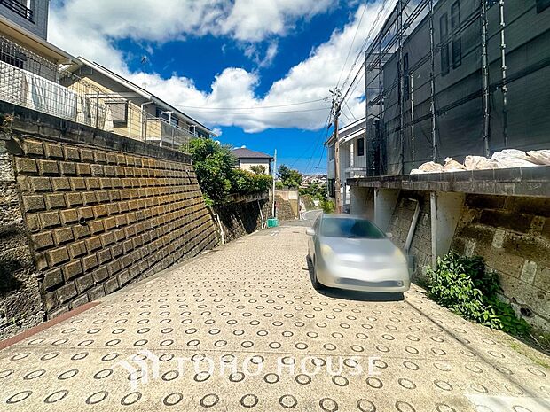 前面道路含む現地写真『快適』は「家」と「街」と「環境」が調和した時に訪れるだと改めて感じさせてくれます。