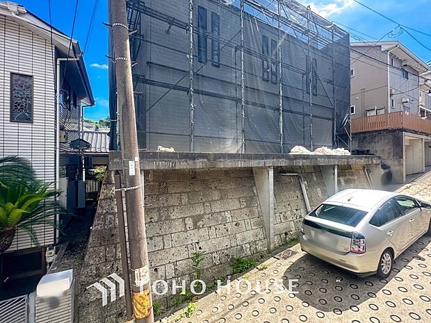 住む人を映し出す洗練された佇まいは、いつまでも輝き続けながらいつしか街の風景に溶け込んでいきます。