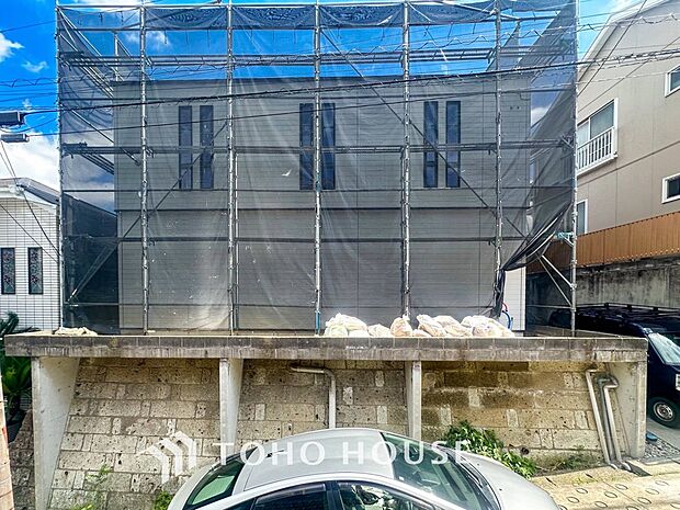 爽やかな青空の下に贅沢なほどに降り注ぐ陽光、豊かな居住性と、クオリティが見事に調和した住空間。