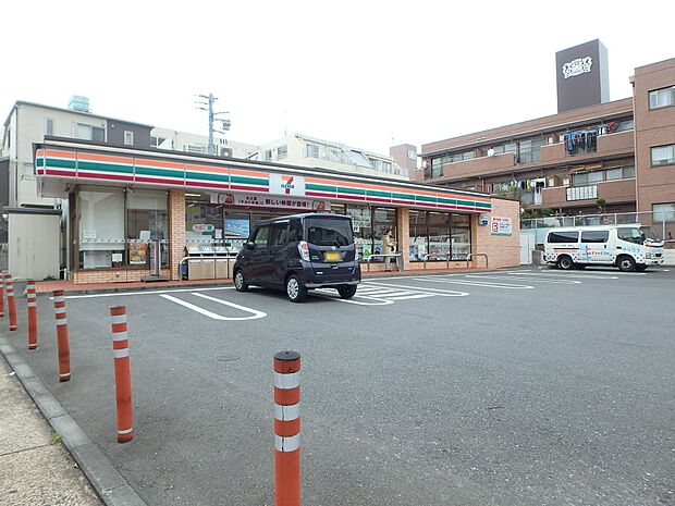 24時間営業ですので、急な買い物に便利です。駐車場もあります。