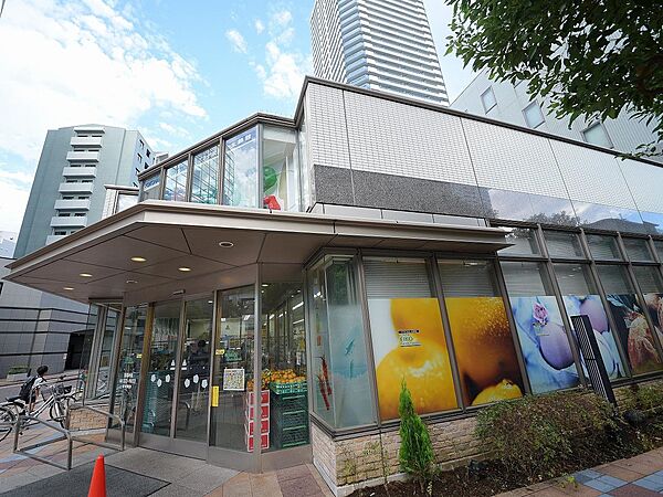高層マンションが建ち並ぶオシャレなエリアのスーパー。毎日の食卓を彩る食料品の品揃えが豊富です。