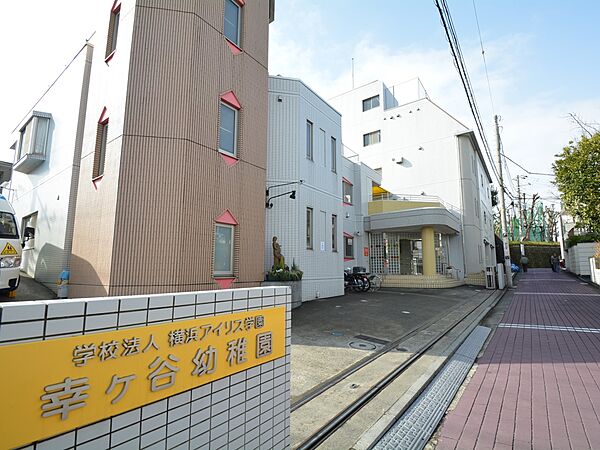 カラフルな通園バスが目を引く幸ヶ谷幼稚園。みなとみらいを望む丘の上に建っています。一週間のうち二日お弁当二日給食になっているのも働くママにはありがたい！