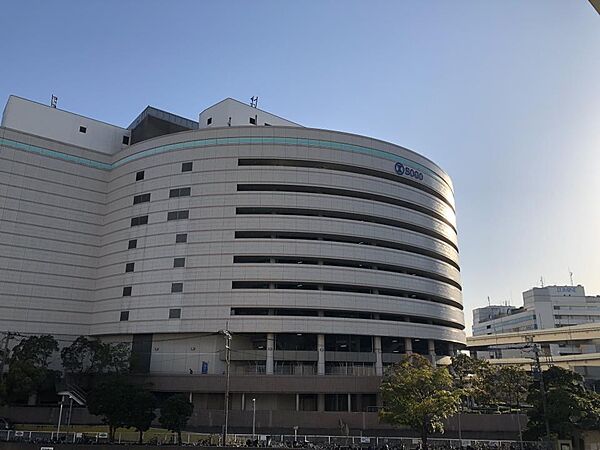 横浜駅東口直結の大型百貨店で食料品から横浜土産、ファッション、インテリアなどが揃います。