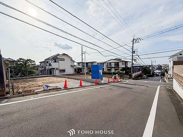 住む人を映し出す洗練された佇まいは、いつまでも輝き続けながらいつしか街の風景に溶け込んでいきます。