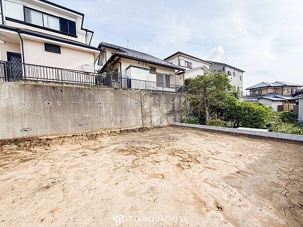 堂々たる趣ながら、主張し過ぎずどこか余裕を感じさせるシャープなフォルムで佇む邸宅。