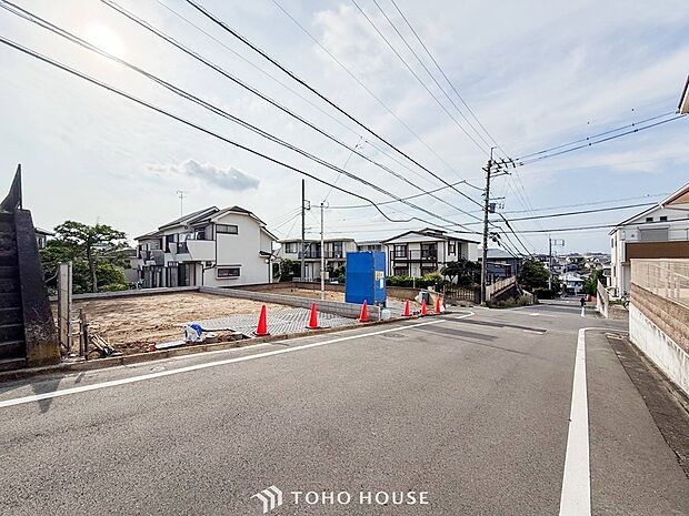 前面道路含む現地写真『快適』は「家」と「街」と「環境」が調和した時に訪れるだと改めて感じさせてくれます。