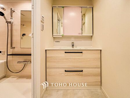 洗面台・洗面所パウダールームはナチュラルな雰囲気で清潔な印象。