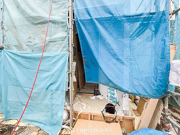 住む人や訪れる人やさしくエスコートする玄関アプローチ。