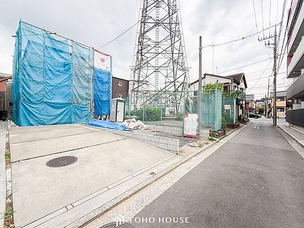 前面道路含む現地写真『快適』は「家」と「街」と「環境」が調和した時に訪れるだと改めて感じさせてくれます。