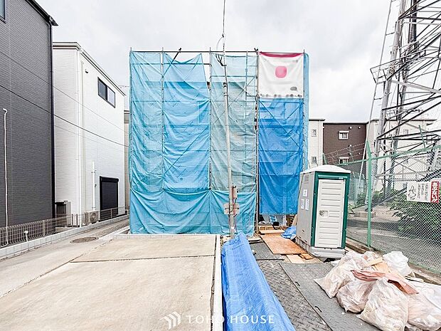 住む人を映し出す洗練された佇まいは、いつまでも輝き続けながらいつしか街の風景に溶け込んでいきます。