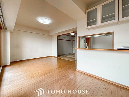 対面式キッチンのあるLDKで家族の会話が弾みます。