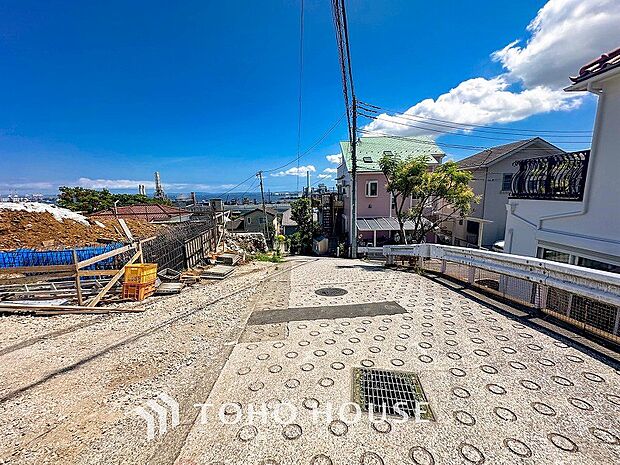 前面道路含む現地写真『快適』は「家」と「街」と「環境」が調和した時に訪れるだと改めて感じさせてくれます。